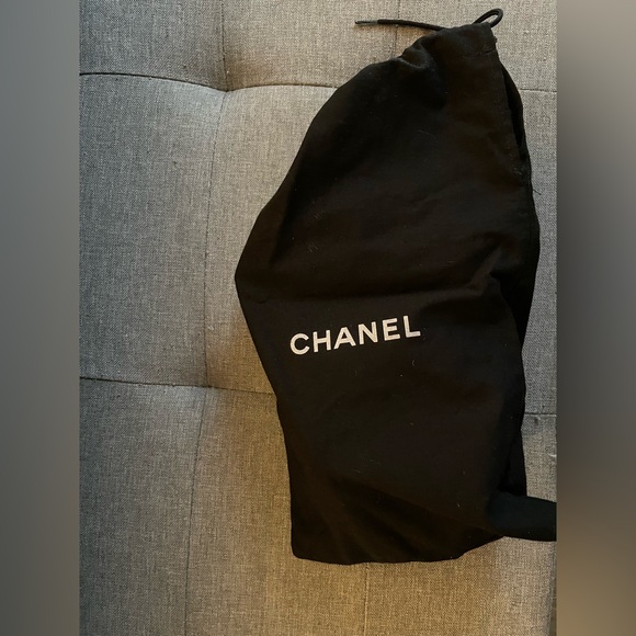 Chanel CC logo bow cap-toe slingback heels in beige and black leather 6.5 - Picture 16 of 16